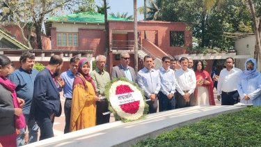 টুঙ্গিপাড়ায় জাতির পিতার সমাধিতে মহিলা ও শিশু বিষয়ক মন্ত্রণালয়ের অতিরিক্ত সচিবের শ্রদ্ধা