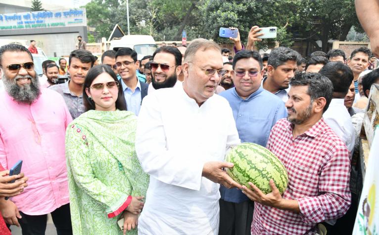 কৃষকের দামে তরমুজ বিক্রির কার্যক্রম পরিদর্শন কৃষিমন্ত্রীর