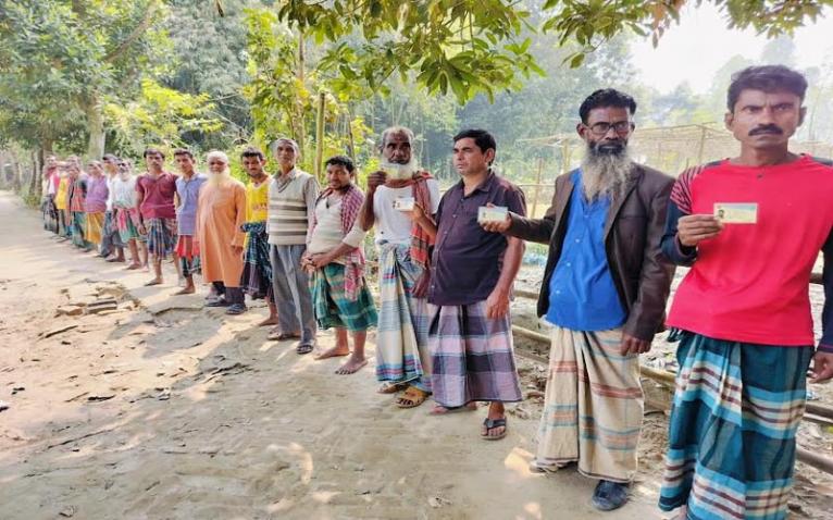 সরিষাবাড়ীতে ইউপি চেয়ারম্যান বিরুদ্ধে জেলেদের মানববন্ধন