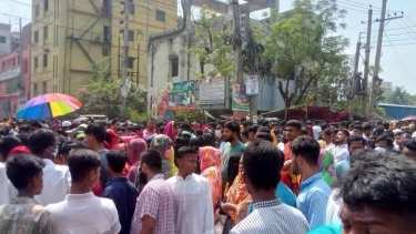 বকেয়া বেতনের দাবিতে নারায়ণগঞ্জে শ্রমিকদের সড়ক অবরোধ