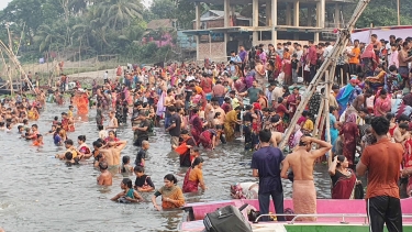 তিতাস নদীতে অষ্টমী গঙ্গাস্নানে ভক্তদের ঢল