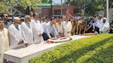 জাতির পিতার সমাধিতে রেলওয়ের নবনিযুক্ত মহাপরিচালকের শ্রদ্ধা