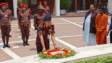 বঙ্গবন্ধুর সমাধিতে ফায়ার সার্ভিসের মহাপরিচালকের শ্রদ্ধা