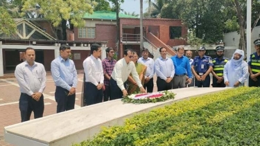 বঙ্গবন্ধুর সমাধিতে শ্রদ্ধা জানালেন বাংলাদেশ পেট্রোলিয়াম কর্পোরেশন চেয়ারম্যান