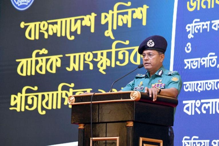 যে কোন দুর্যোগে পুলিশ জীবন বাজি রেখে সেবা প্রদান করছে : ডিএমপি কমিশনার