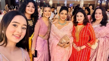 এক ফ্রেমে দেখা মিলল লাস্যময়ী তারকাদের