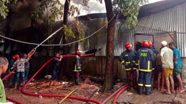 আড়াইহাজারে ব্যাটারি তৈরীর কারখানায় অগ্নিকান্ড