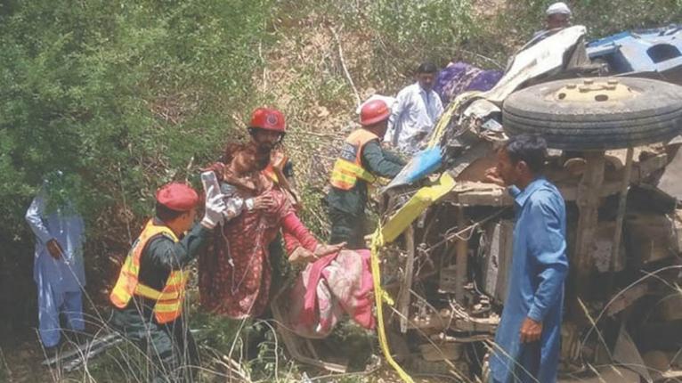 পাকিস্তানে ট্রাক খাদে পড়ে একই পরিবারের ১৪ জন নিহত