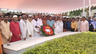 প্রধানমন্ত্রীর স্বদেশ প্রত্যাবর্তণ দিবসে বঙ্গবন্ধুর সমাধিতে টুঙ্গিপাড়া আওয়ামী লীগের শ্রদ্ধা