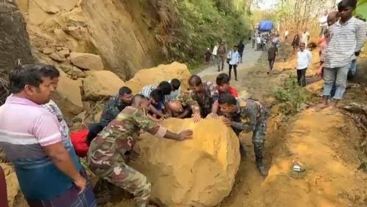 রাঙ্গামাটির বাঘাইছড়িতে পাহাড় ধ্বসে বন্ধ সড়ক যোগাযোগ