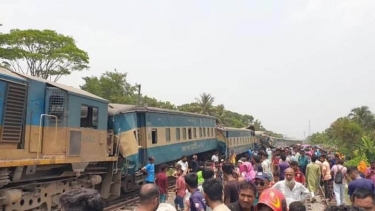 গাজীপুরে দুই ট্রেনের মুখোমুখি সংঘর্ষে চালকসহ ৪ জন আহত, ৭ বগি লাইনচ্যুত