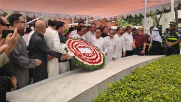 জাতির পিতার সমাধিতে বিজিএমইএ’র নবনির্বাচিত কমিটির শ্রদ্ধা