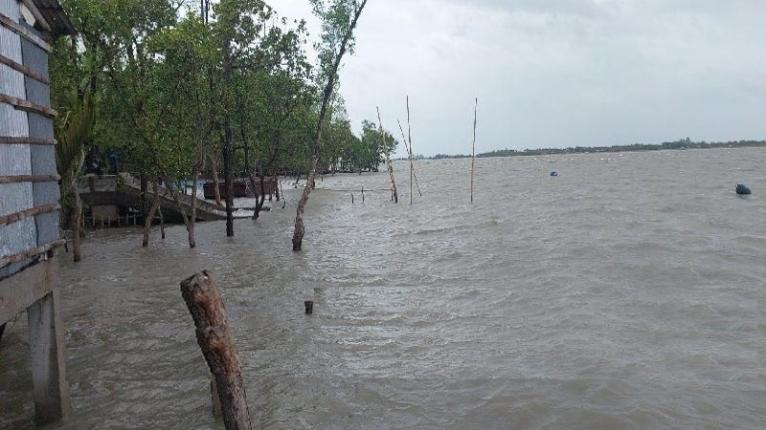 ঘূর্ণিঝড় রেমালের তান্ডবে প্রাণ গেল ৭ জনের