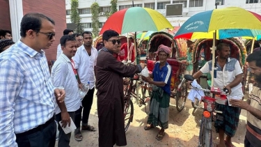 শ্রমিক দিবসে রিকশাওলাদের মাঝে ছাতা বিতরণ করলেন ডিসি