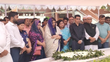 জাতির পিতার সমাধিতে সংস্কৃতি প্রতিমন্ত্রীর শ্রদ্ধা নিবেদন