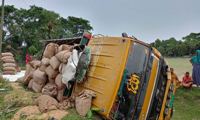 সাতক্ষীরায় ধান বোঝাই ট্রাক উল্টে দুই শ্রমিক নিহত