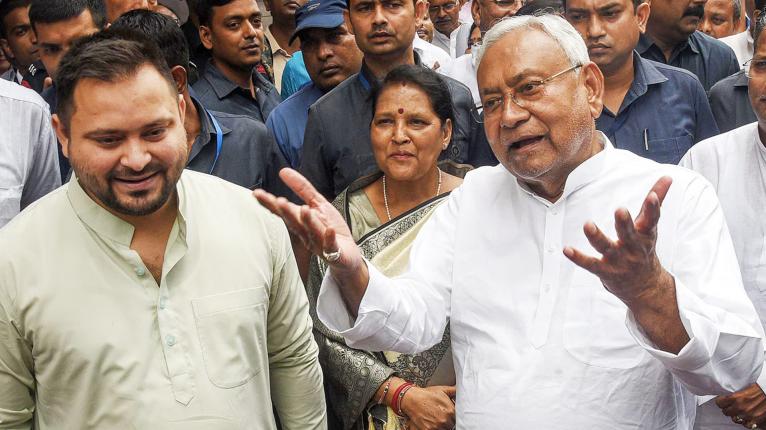 বিহারে বিজেপি জোট এগিয়ে থাকলেও আসন বাড়তে পারে বিরোধীদের