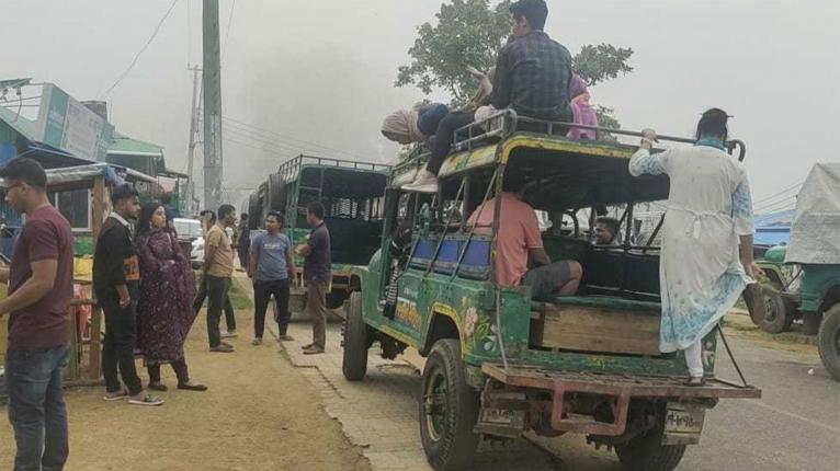 রাঙ্গামাটিতে সড়কে ৭ ঘণ্টা আটকা তিন শতাধিক পর্যটক