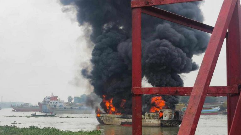 নারায়ণগঞ্জে জাহাজে ভয়াবহ আগুন