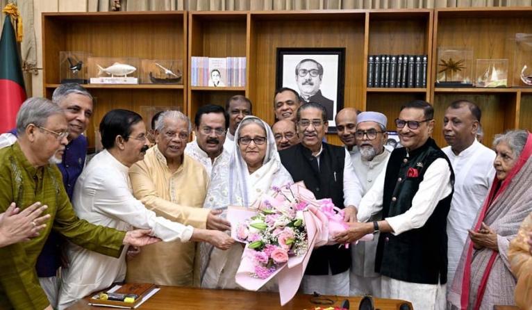 প্রধানমন্ত্রী গণভবনে দলীয় নেতাদের সঙ্গে ঈদের শুভেচ্ছা বিনিময় করলেন