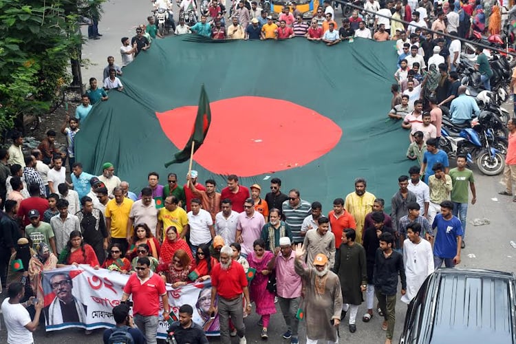 আওয়ামী লীগের প্রতিষ্ঠাবার্ষিকীর শোভাযাত্রায় মানুষের ঢল