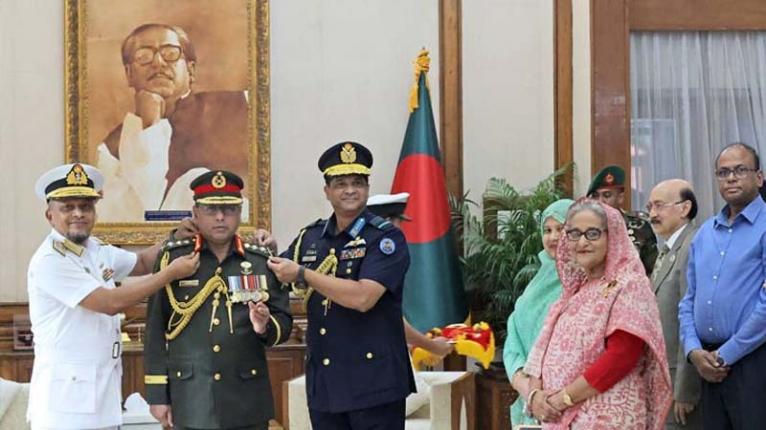 র্যাংক-ব্যাজ পরলেন নবনিযুক্ত সেনাপ্রধান