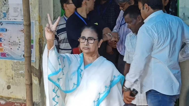 শেষ বেলায় ভোট দিলেন মমতা, সমীক্ষায় এগিয়ে কে?