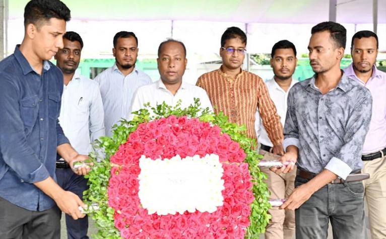 বঙ্গবন্ধুর প্রতিকৃতিতে সেন্সর বোর্ডের নবনিযুক্ত ভাইস চেয়ারম্যানের শ্রদ্ধা