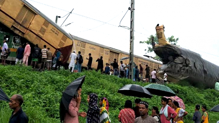 জলপাইগুড়িতে ভয়াবহ ট্রেন দুর্ঘটনা : উদ্ধারকাজ শেষে রেল যোগাযোগ স্বাভাবিক