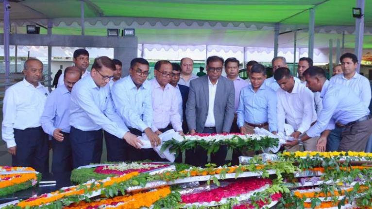 “বঙ্গবন্ধুর প্রতিকৃতিতে নতুন স্থানীয় সরকার সচিবের শ্রদ্ধা নিবেদন”