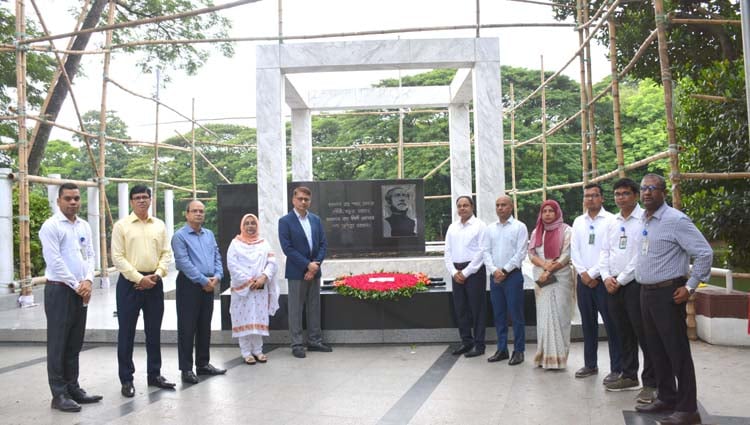 বঙ্গবন্ধুর প্রতিকৃতিতে বেজার নির্বাহী চেয়ারম্যানের শ্রদ্ধা