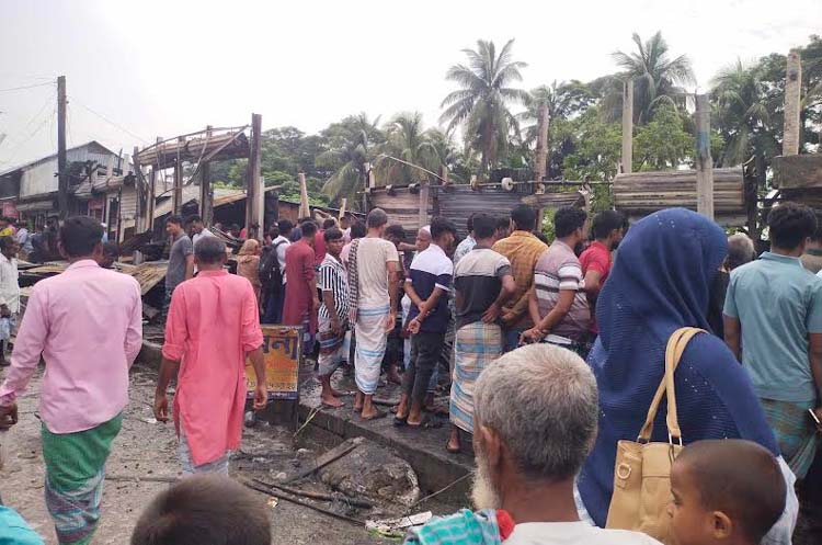 লক্ষ্মীপুরের মজুচৌধুরী হাটে অগ্নিকান্ডে পুড়ে গেছে ১৭টি দোকান