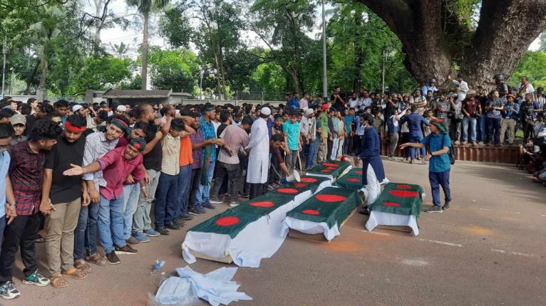 পুলিশের ব্যারিকেড ভেঙে কফিন নিয়ে শিক্ষার্থীদের মিছিল