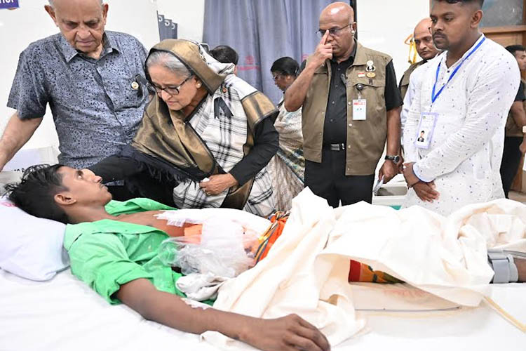 সাম্প্রতিক তান্ডবে আহতদের দেখতে সোহরাওয়ার্দী হাসপাতাল পরিদর্শন প্রধানমন্ত্রীর