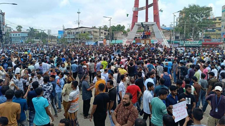 নারায়ণগঞ্জে যান চলাচল বন্ধ, পুলিশ বক্স-গার্মেন্টসে ভাঙচুর
