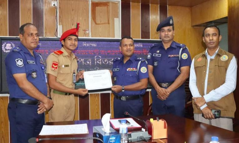 ভোলায় ট্রাফিকের দায়িত্ব পালনকারী শিক্ষার্থীদের সনদপত্র বিতরণ