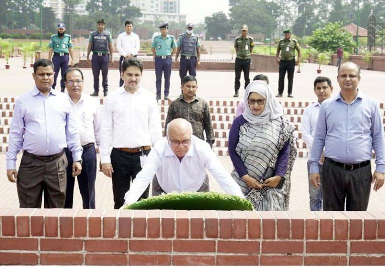 জাতীয় স্মৃতিসৌধে বীর শহীদদের প্রতি মুক্তিযুদ্ধ বিষয়ক উপদেষ্টার শ্রদ্ধা নিবেদন
