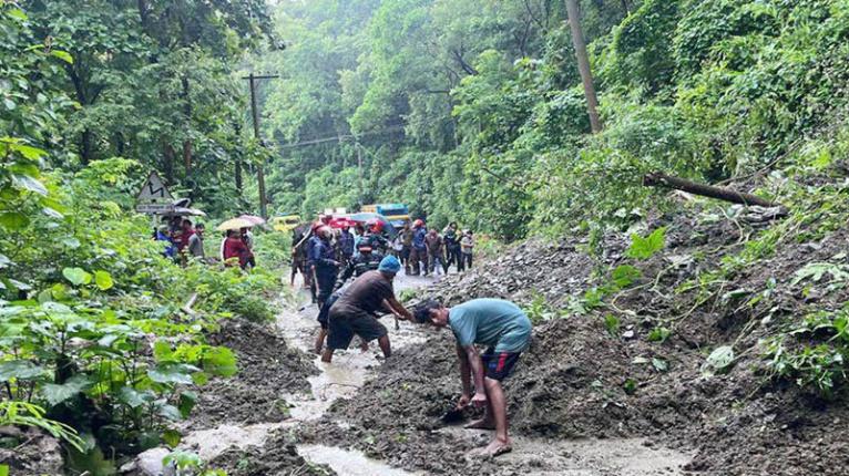 খাগড়াছড়িতে পাহাড় ধস, যান চলাচল বন্ধ