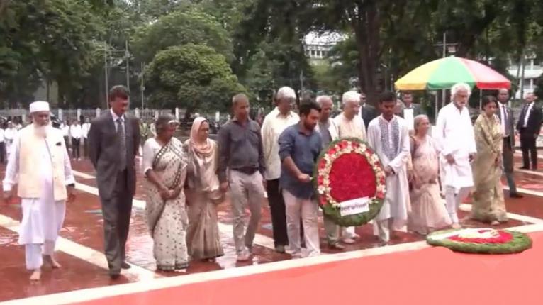কেন্দ্রীয় শহীদ মিনারে অন্তর্বর্তী সরকারের উপদেষ্টাদের শ্রদ্ধা