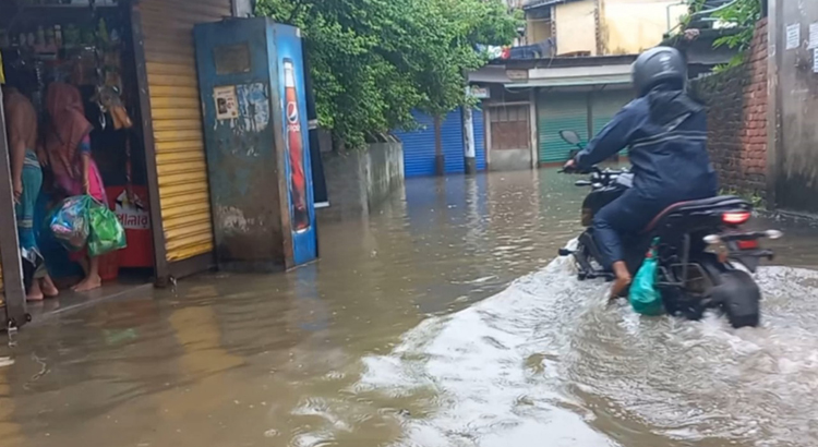 চাঁদপুরে ২৪ ঘন্টায় ১০৭ মিলিমিটার বৃষ্টিপাত রেকর্ড : স্বাভাবিক জীবন ব্যহত