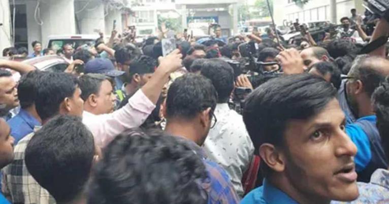সচিবালয়ে ঢুকে হাজারো এইচএসসি পরীক্ষার্থীর বিক্ষোভ