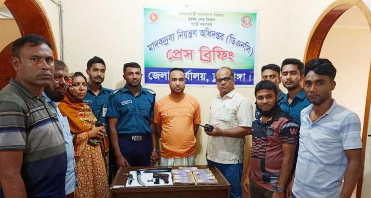 চুয়াডাঙ্গায় আগ্নেয়াস্ত্র ও নগদ টাকাসহ আটক ১