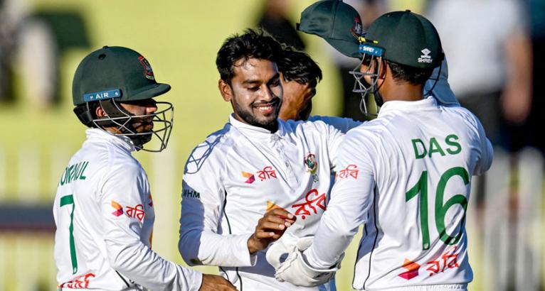 স্বস্তি নিয়ে দ্বিতীয় দিন শেষ করল বাংলাদেশ