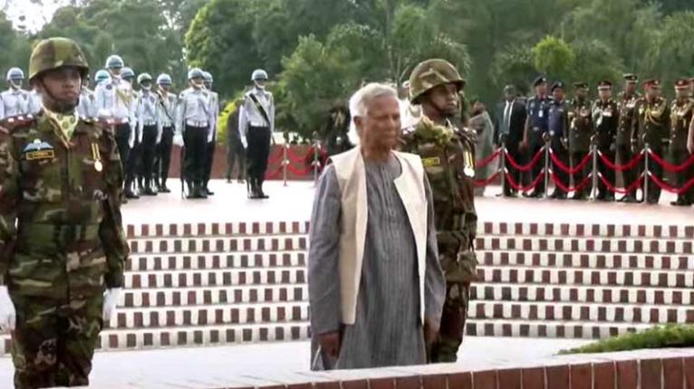 জাতীয় স্মৃতিসৌধে অন্তর্বর্তী সরকারের শ্রদ্ধা