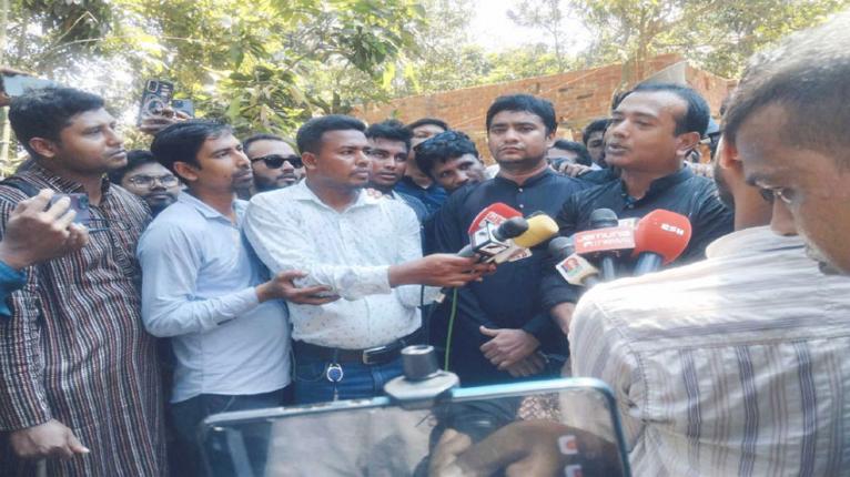 আবু সাঈদের কবর জিয়ারত করল ছাত্রদল
