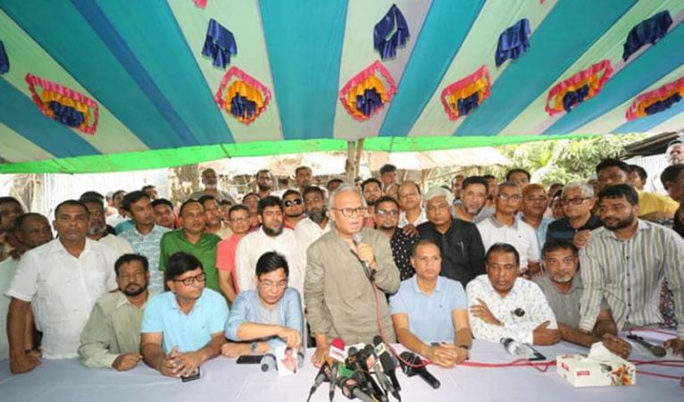 আওয়ামী লীগের হাতে থাকা অবৈধ অস্ত্র জনগণের বিরুদ্ধে ব্যবহার হচ্ছে : রিজভী আহমেদ