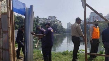 পরিবেশ উপদেষ্টার নির্দেশে যৌথ অভিযান : গুলশান লেকে অবৈধ স্থাপনা উচ্ছেদ