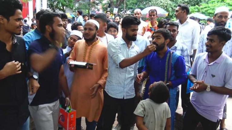 ছাত্রলীগ নিষিদ্ধ: নারায়ণগঞ্জে শিক্ষার্থীদের আনন্দ মিছিল ও মিষ্টি বিতরণ