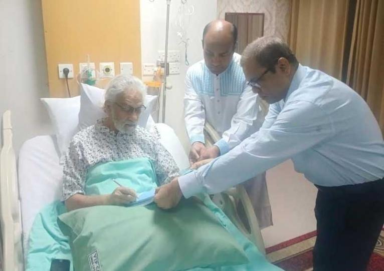 “হাসপাতালেও দাপ্তরিক কাজ সম্পাদন করছেন স্থানীয় সরকার উপদেষ্টা”