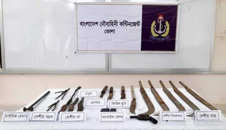 নৌবাহিনী পরিচালিত যৌথ অভিযানে ভোলায় অস্ত্রসহ ২ ডাকাত আটক